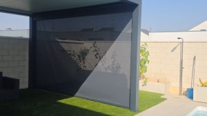 Toldo vertical ZIP Nexus 130 con sistema de guiado mediante cremallera ZIP, diseñado para proporcionar una excelente protección solar, mayor resistencia al viento y un cierre lateral prácticamente hermético. Su tejido técnico Soltis 92 filtra el calor y los rayos UV, reduciendo la temperatura del interior sin perder luminosidad. Gracias a su microperforación, permite mantener la visibilidad hacia el exterior durante el día, aportando privacidad, confort térmico y un diseño moderno, ideal para terrazas, porches, pérgolas y grandes ventanales. motorizado