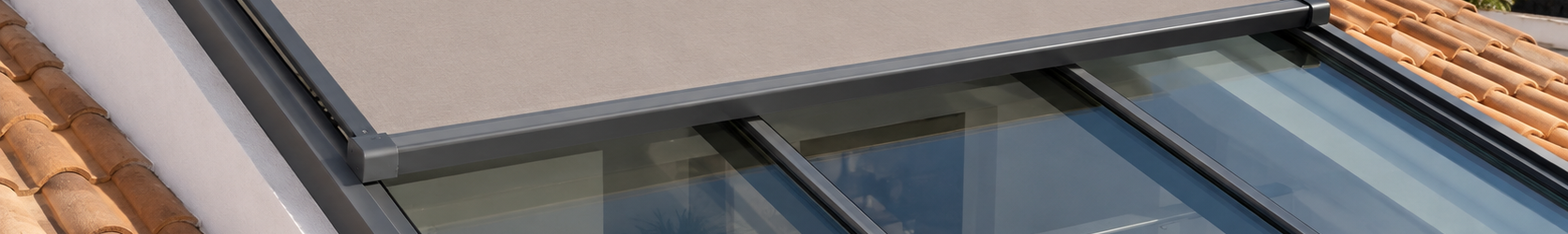 Instalación de un toldo motorizado Lanzarote sobre un techo acristalado