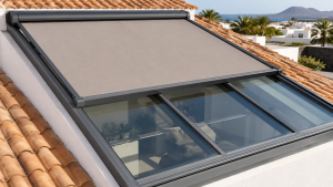 Toldo motorizado Lanzarote instalado sobre un techo acristalado