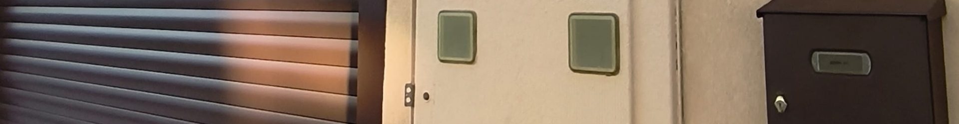 Instalación de puerta enrollable Hörmann RollMatic con puerta peatonal en Cobeña