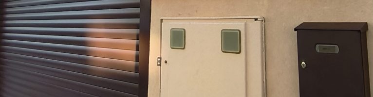 Instalación de puerta enrollable Hörmann RollMatic con puerta peatonal en Cobeña