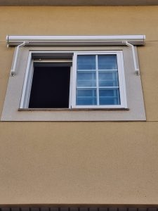 Toldos recogidos en cofres blancos sobre las ventanas de una vivienda en Arganda del Rey.
