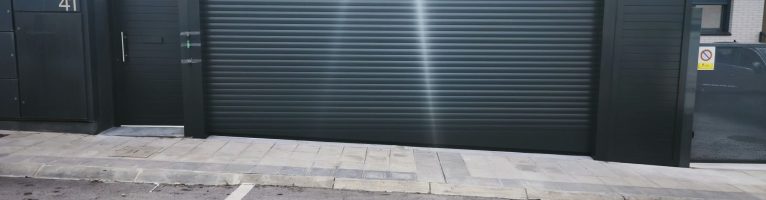 Antes y después: vallas de aluminio y puerta enrollable Hörmann para ganar privacidad